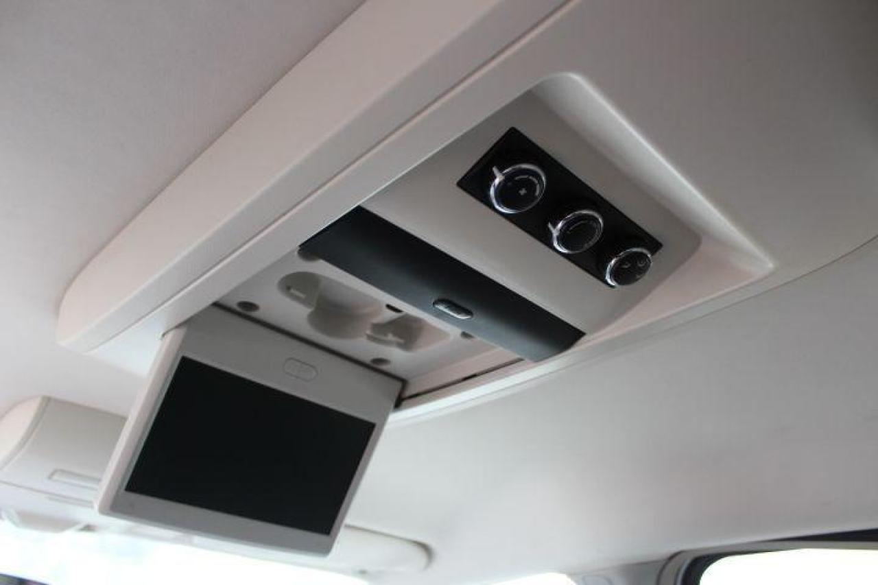 2010 Volkswagen Routan  Photo