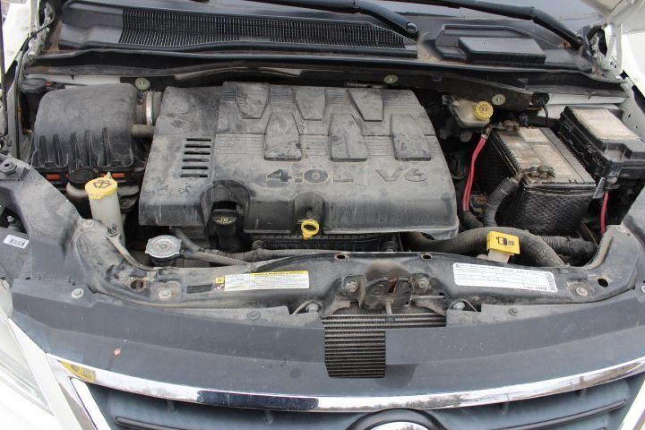 2010 Volkswagen Routan  Photo