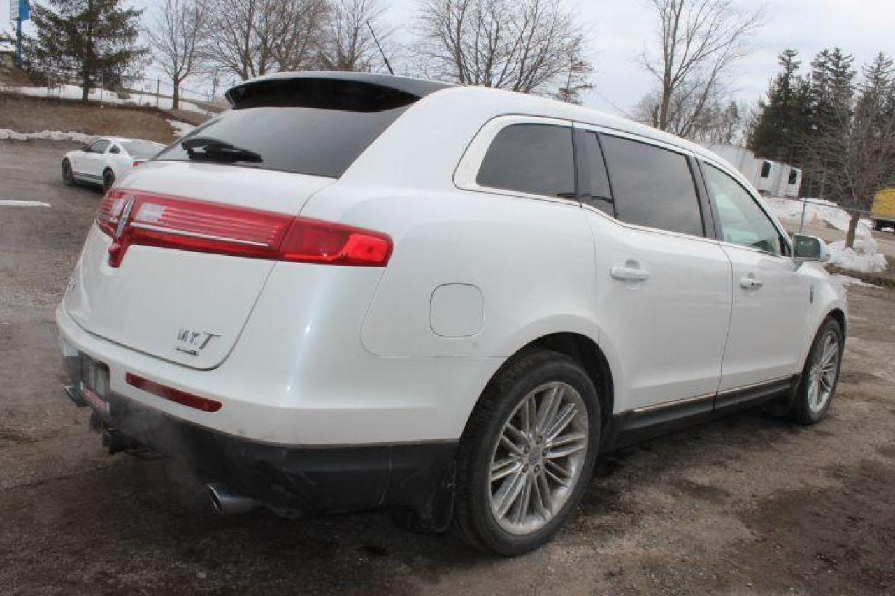 2014 Lincoln MKT  Photo2