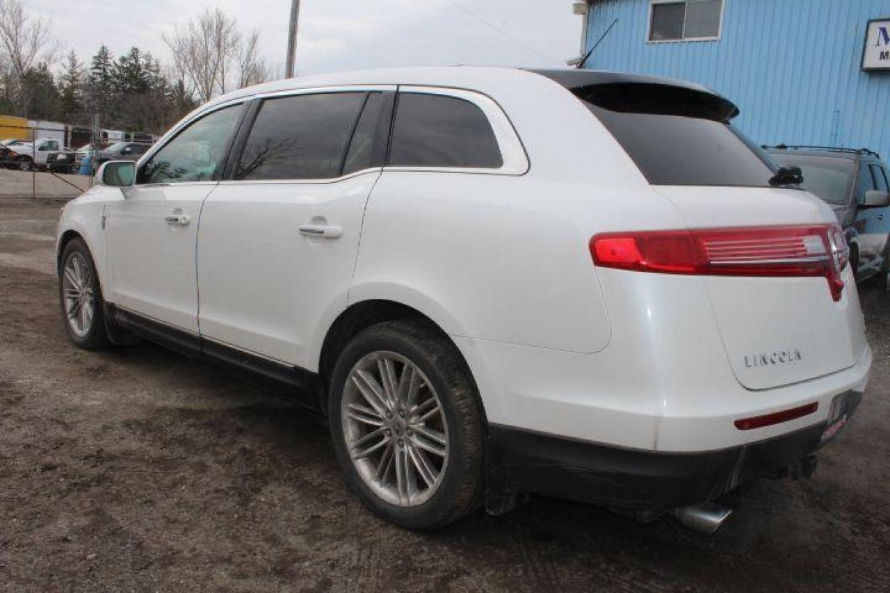 2014 Lincoln MKT  Photo3