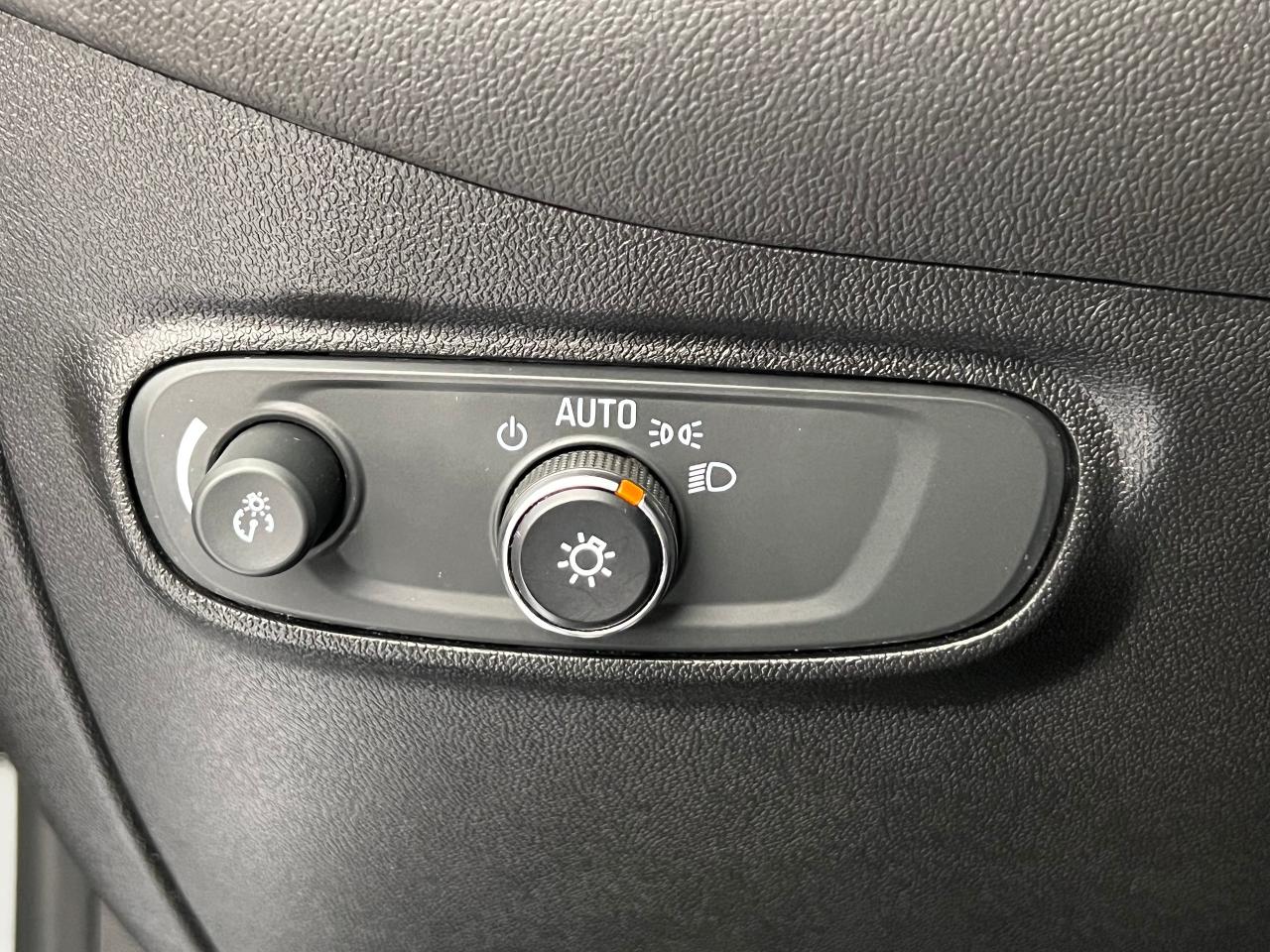 2018 Chevrolet Equinox LS+Camera+Remote Start+ApplePlay+CLEAN CARFAX Photo100
