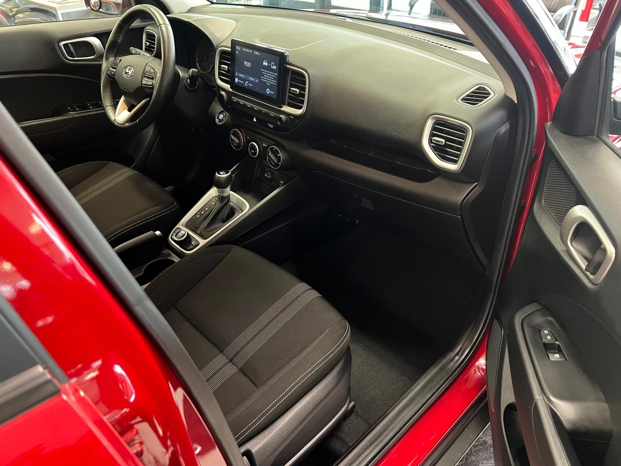 2020 Hyundai Venue Preferred+Camera+ApplePlay+HeatedSeats+CLEANCARFAX - Photo #19