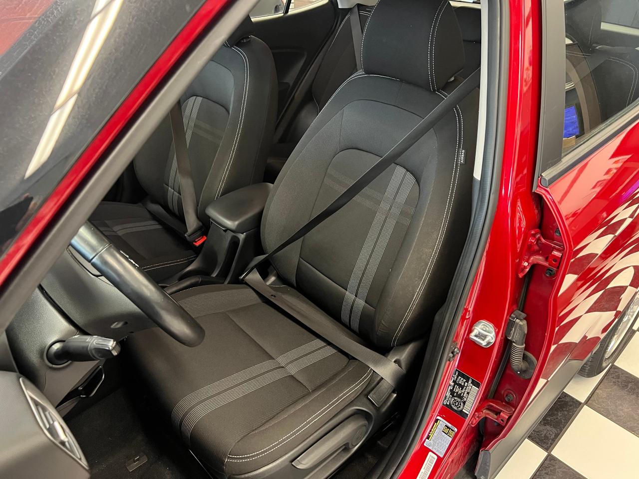 2020 Hyundai Venue Preferred+Camera+ApplePlay+HeatedSeats+CLEANCARFAX - Photo #17