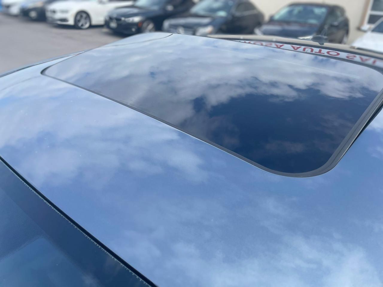 2012 Volkswagen Jetta 4dr 2.5L Auto Highline LEATHER SUNROOF NO ACCIDENT Photo3