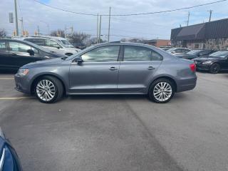 2012 Volkswagen Jetta 4dr 2.5L Auto Highline LEATHER SUNROOF NO ACCIDENT - Photo #2