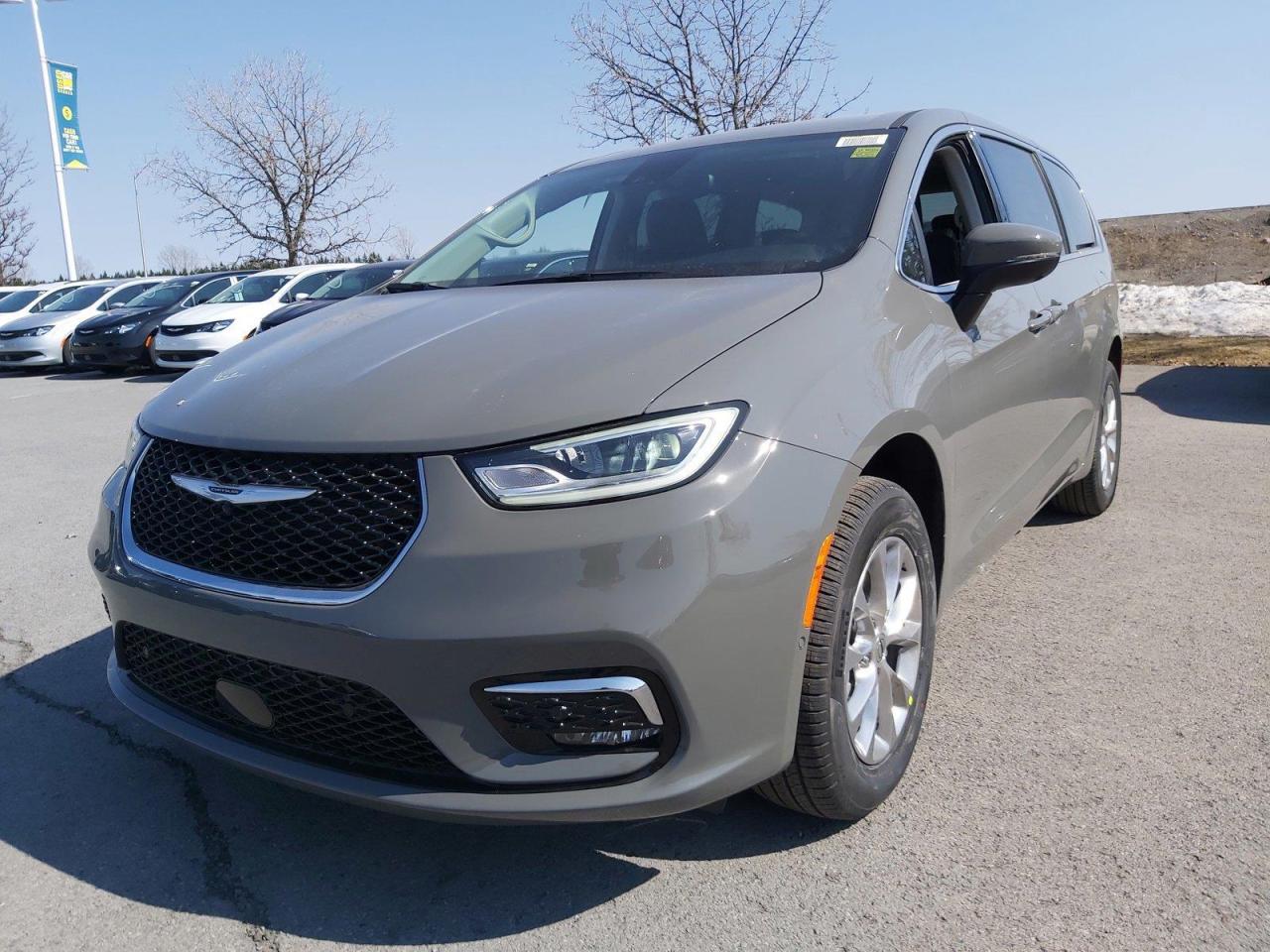 2023 Chrysler Pacifica Touring-L Photo2