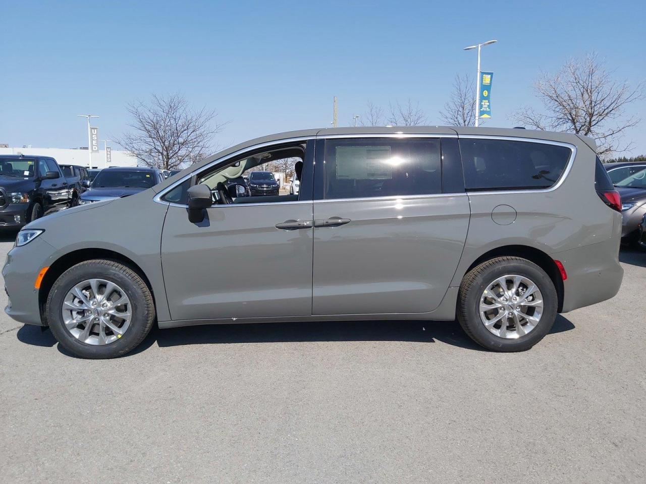 2023 Chrysler Pacifica Touring-L Photo3