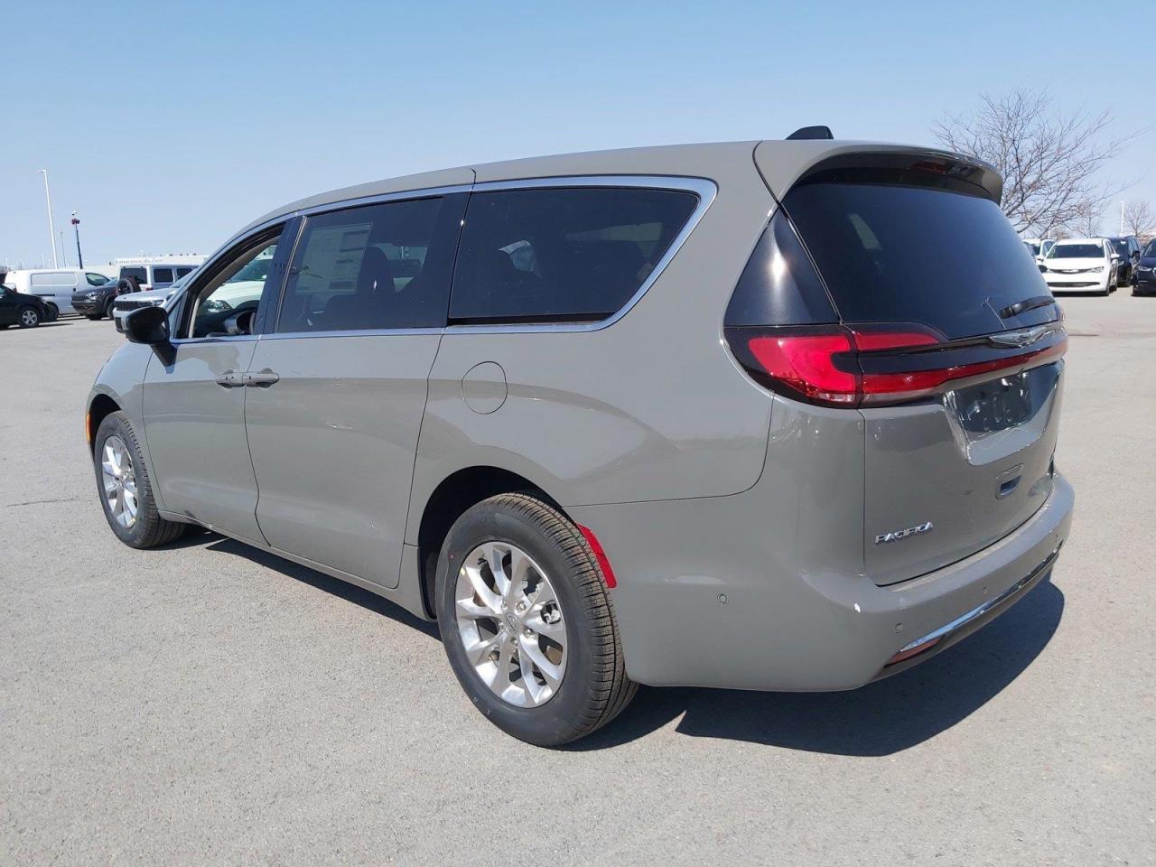 2023 Chrysler Pacifica Touring-L Photo4