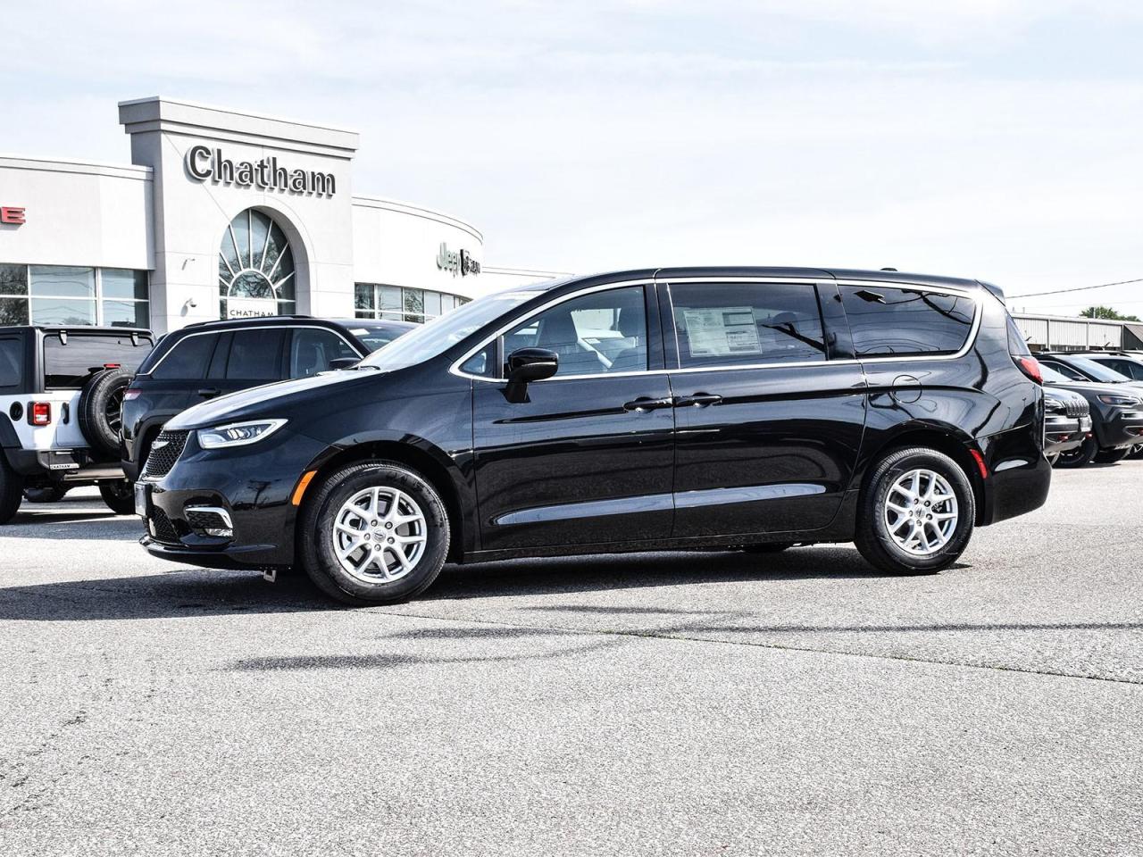 New 2023 Chrysler Pacifica Touring for sale in Chatham, ON