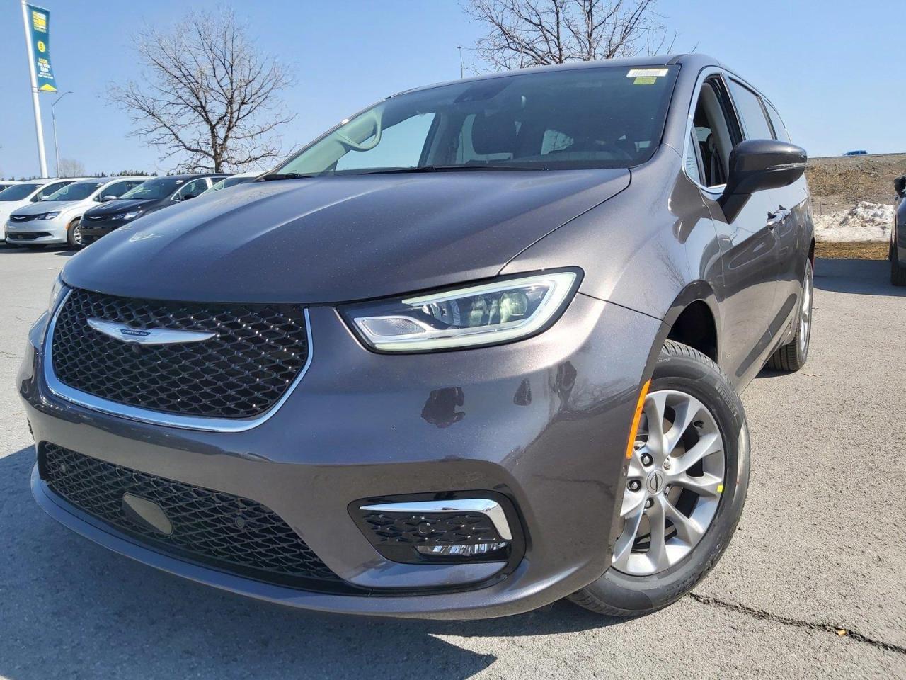 2023 Chrysler Pacifica Touring-L Photo2
