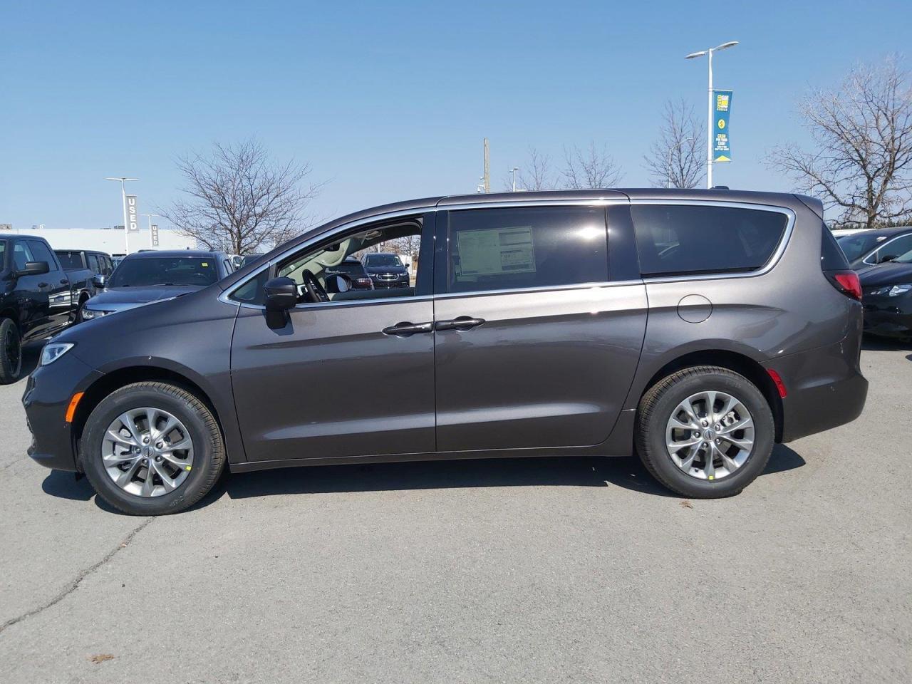 2023 Chrysler Pacifica Touring-L Photo3