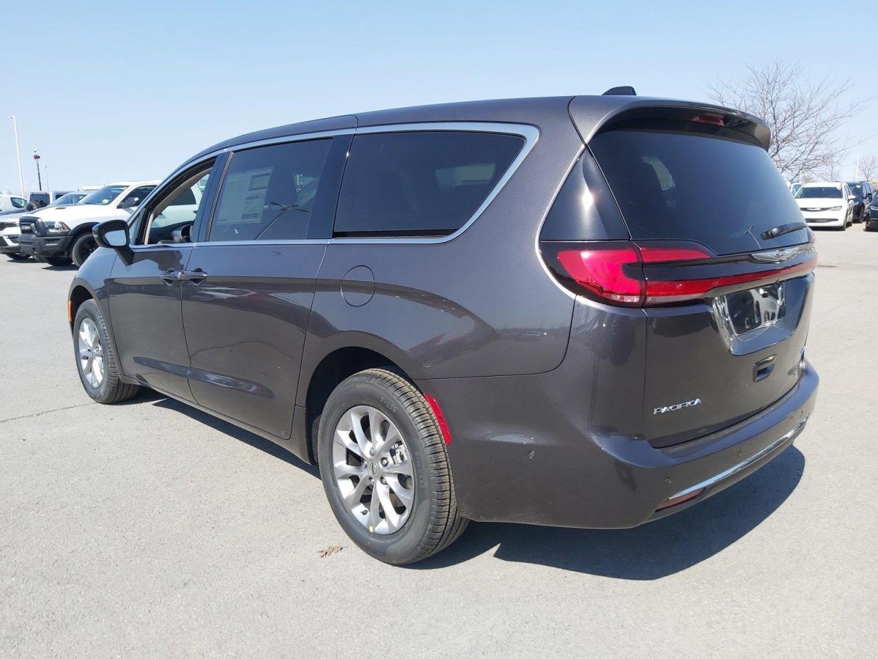 2023 Chrysler Pacifica Touring-L Photo4