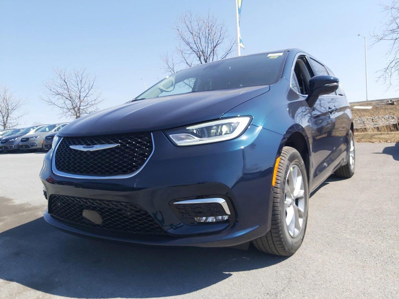 2023 Chrysler Pacifica Touring-L Photo2