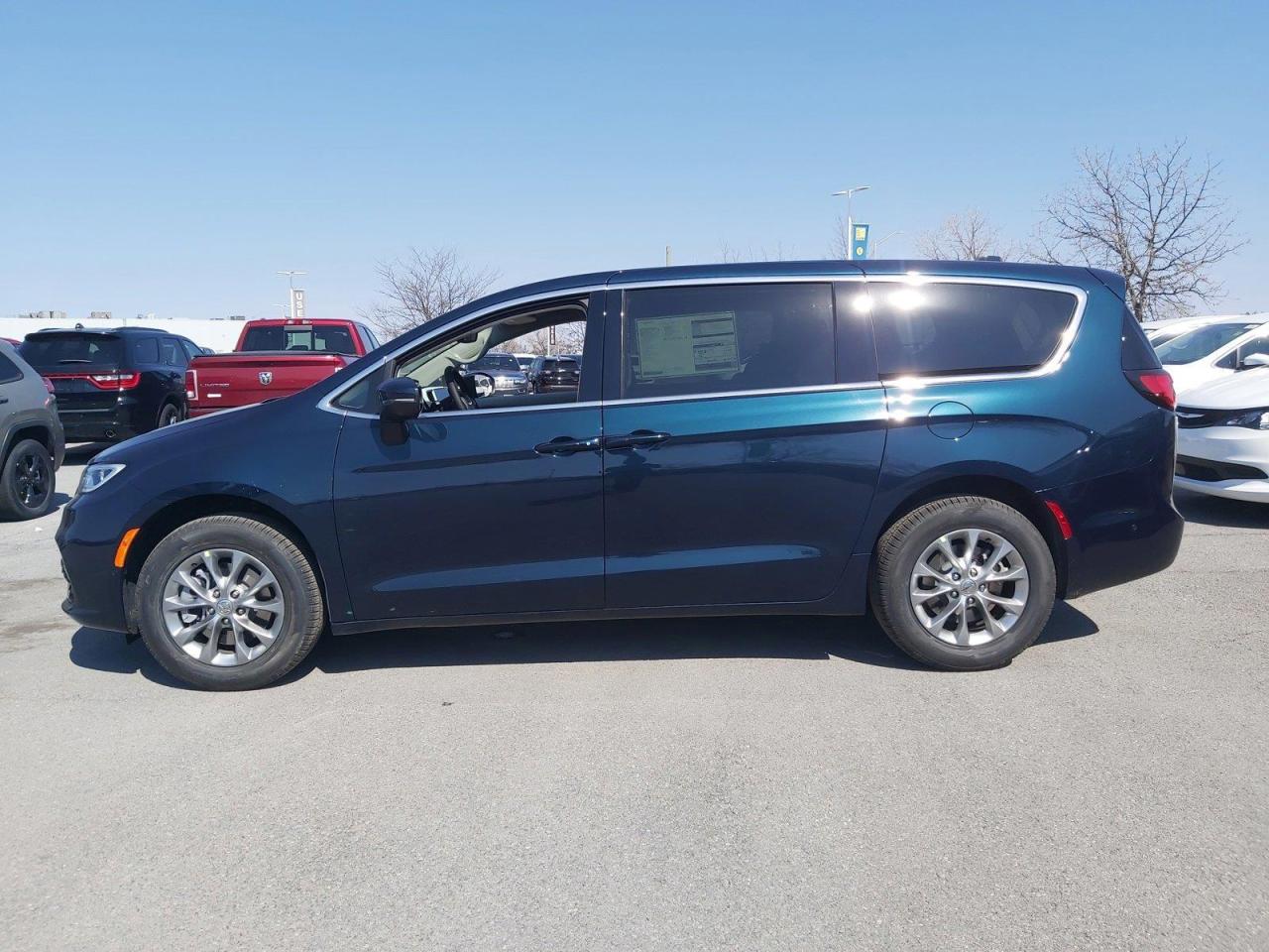 2023 Chrysler Pacifica Touring-L Photo3