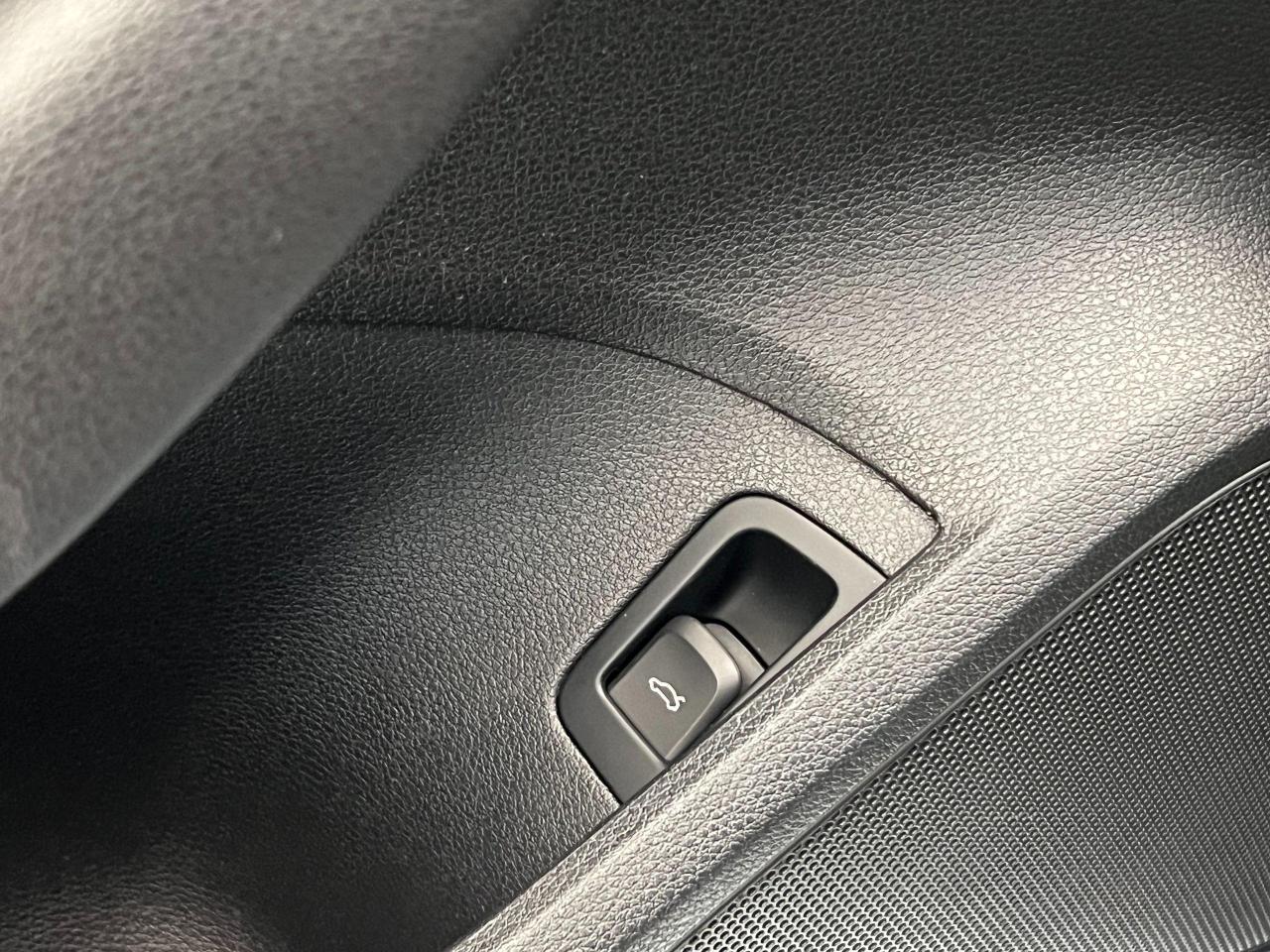 2017 Audi A3 Komfort 2L Quattro+Pano Roof+Xenons+CLEAN CARFAX Photo120