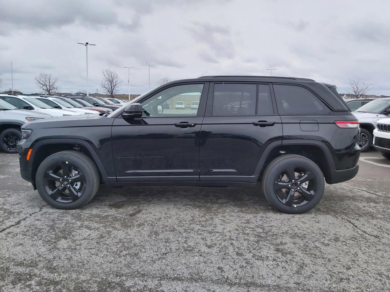 2023 Jeep Grand Cherokee Laredo Photo3