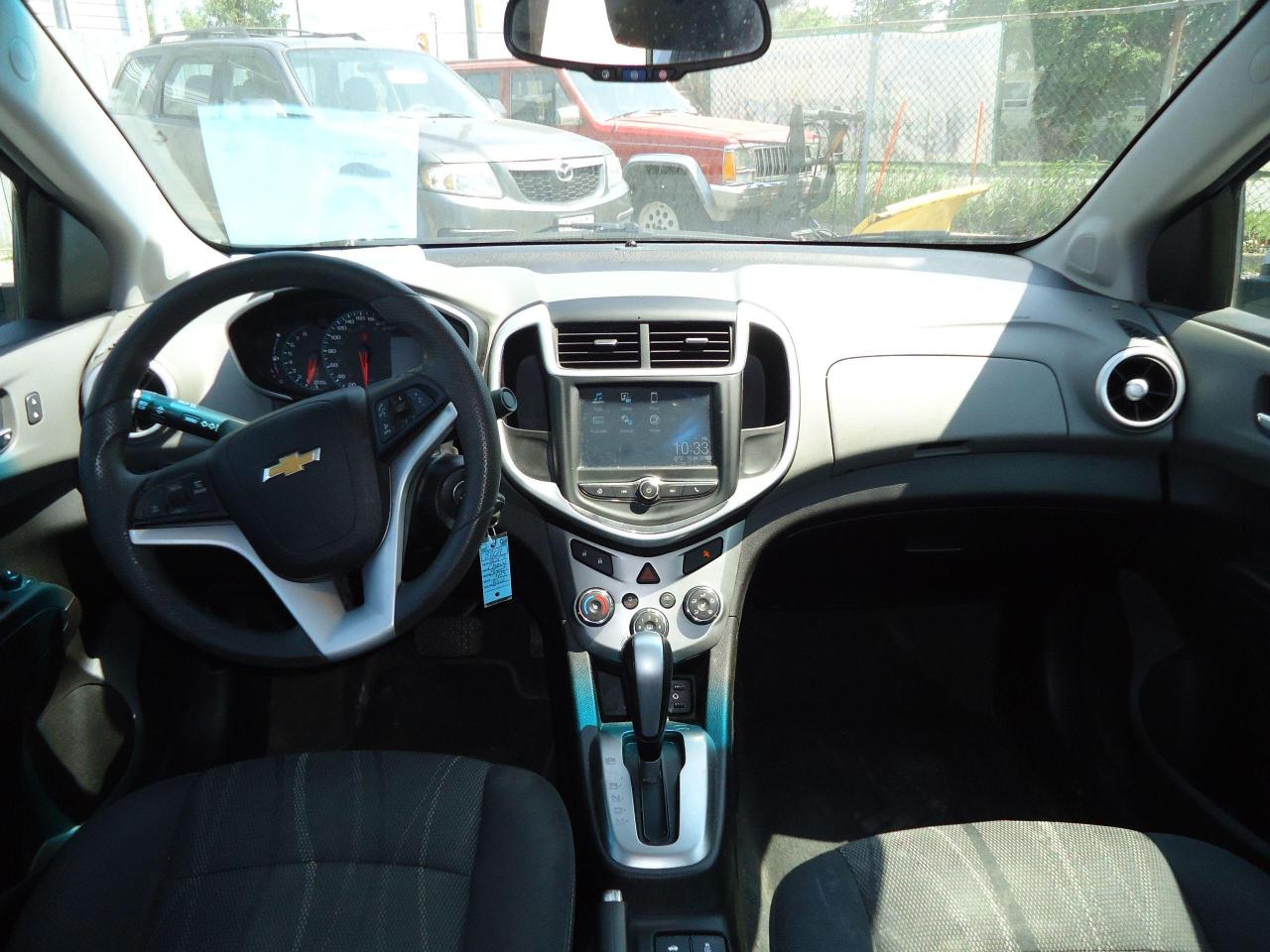 2017 Chevrolet Sonic 4dr Sdn Auto LT Photo4