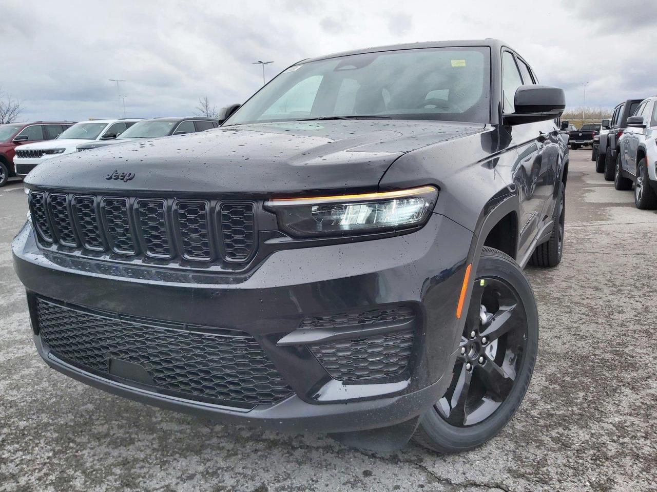 2023 Jeep Grand Cherokee Laredo Photo2