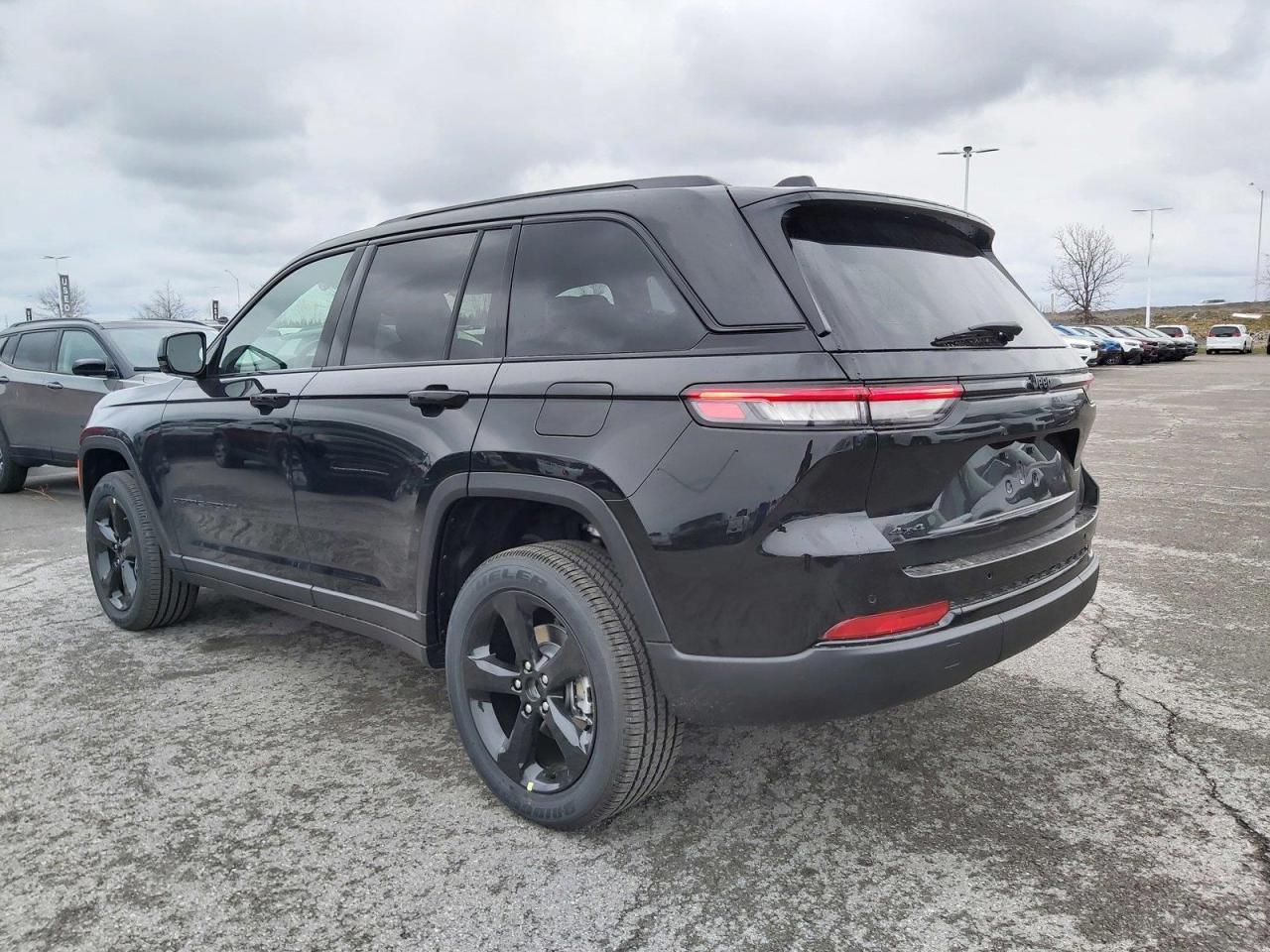 2023 Jeep Grand Cherokee Laredo Photo4