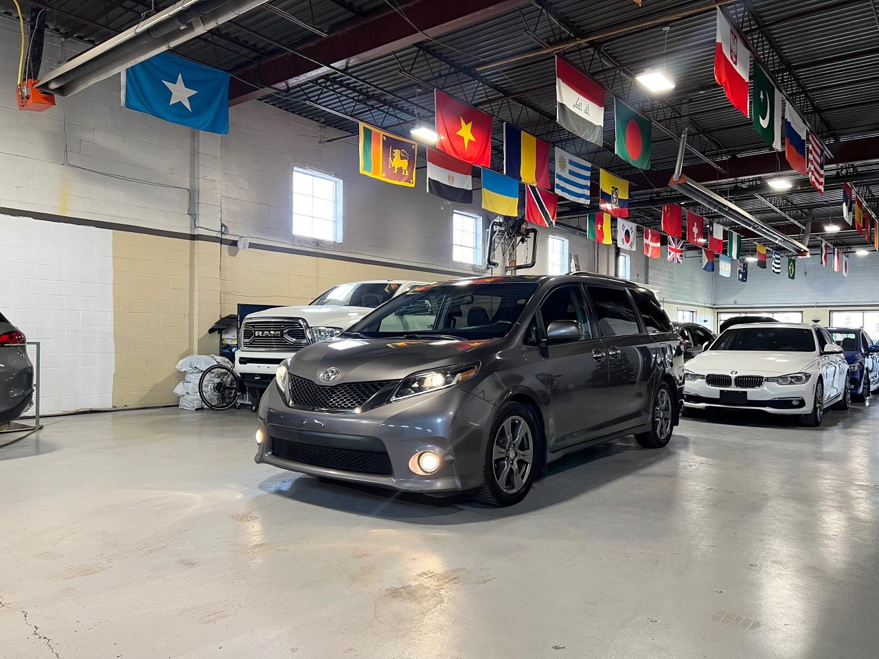 2017 Toyota Sienna 5DR - SE 8-PASSENGER - FWD - REAR DVD - Photo #1