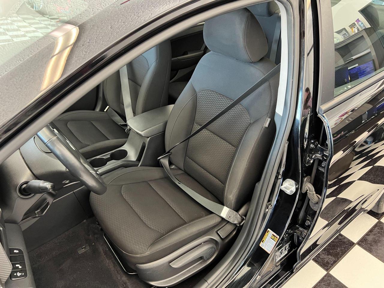 2019 Hyundai Elantra Preferred+ApplePlay+Camera+Blind Spot+CLEAN CARFAX - Photo #17