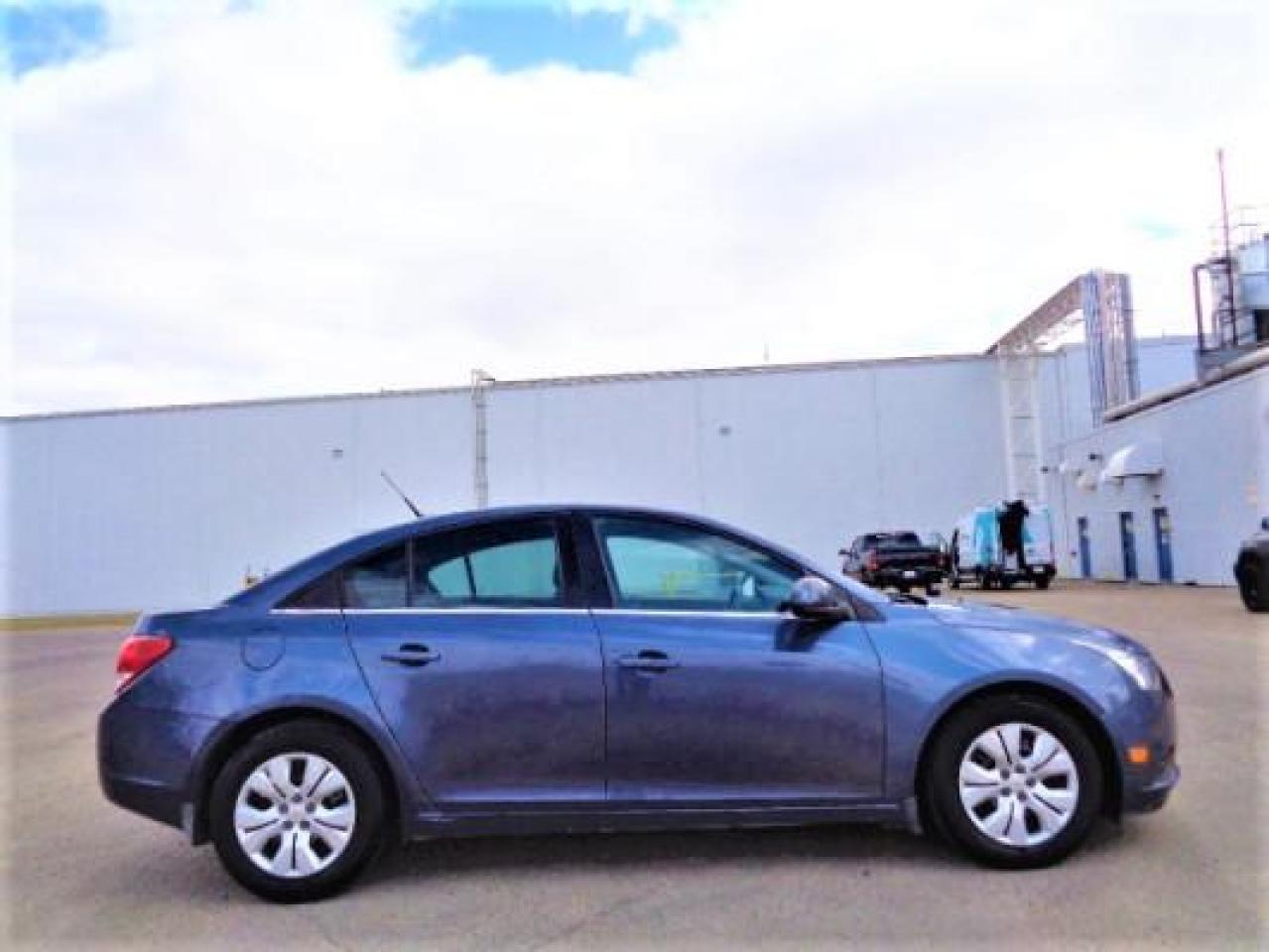 2013 Chevrolet Cruze 4dr Sdn LT Turbo w/1SA Photo4