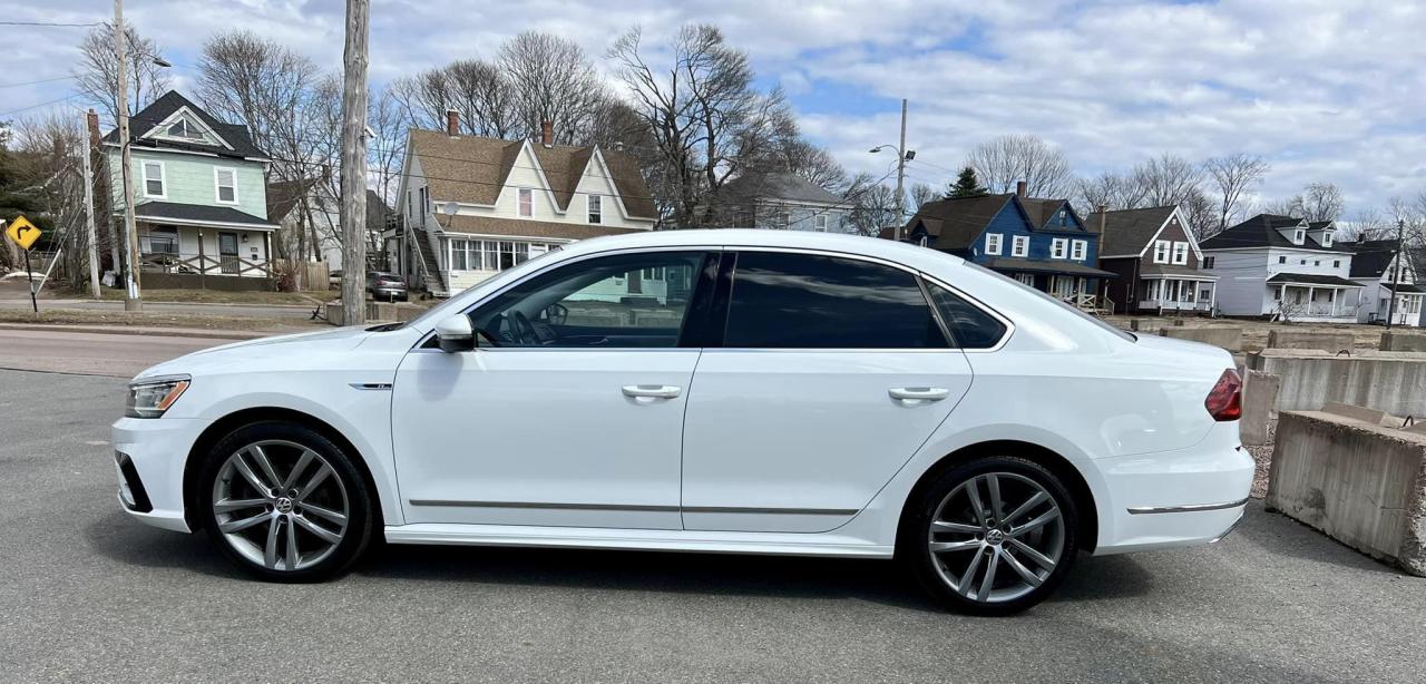 2017 Volkswagen Passat HIGHLINE - Photo #2