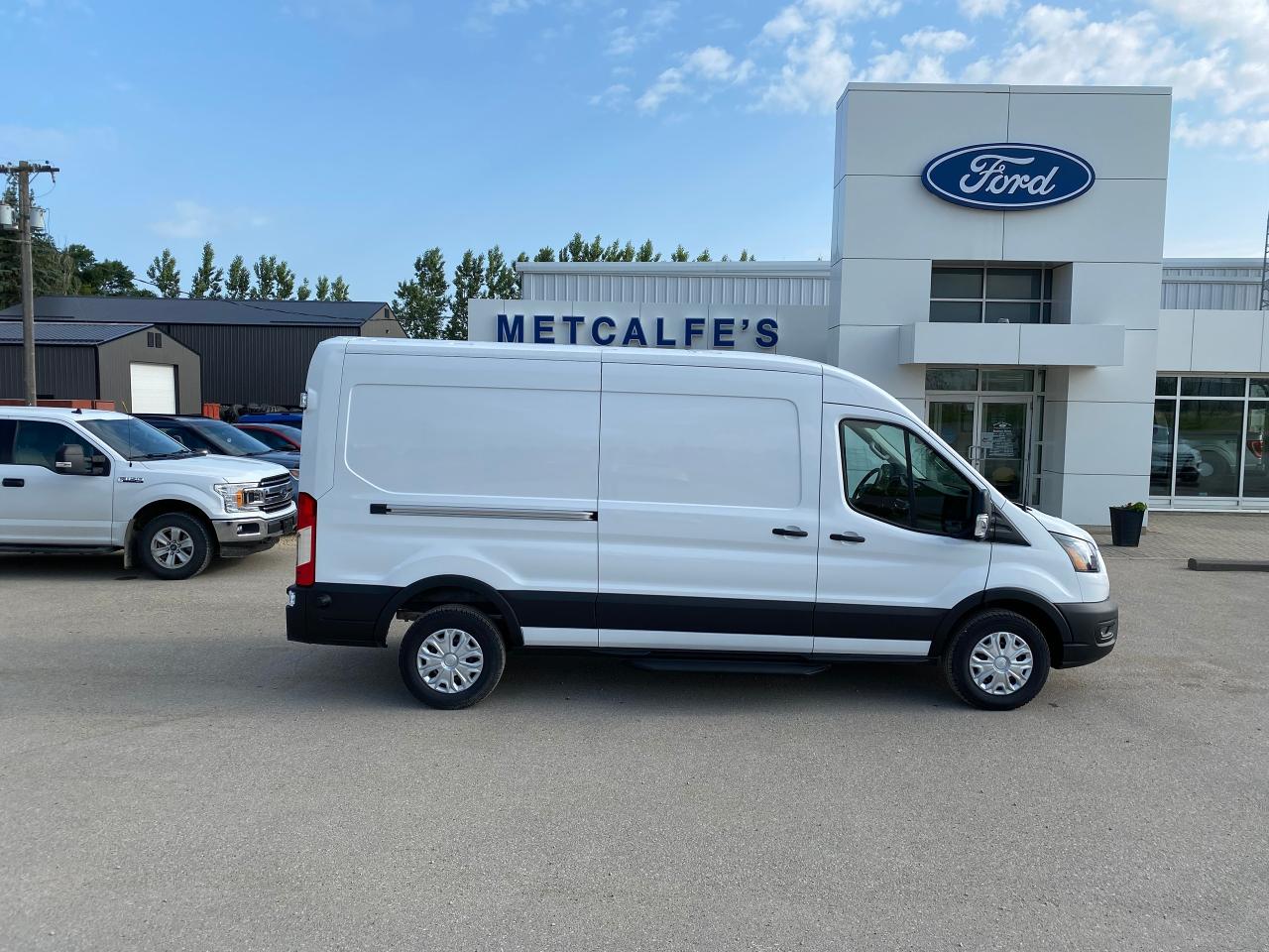 2023 Ford E-Transit Cargo Van T-350 148" MED RF 9500 GVWR RWD Photo0