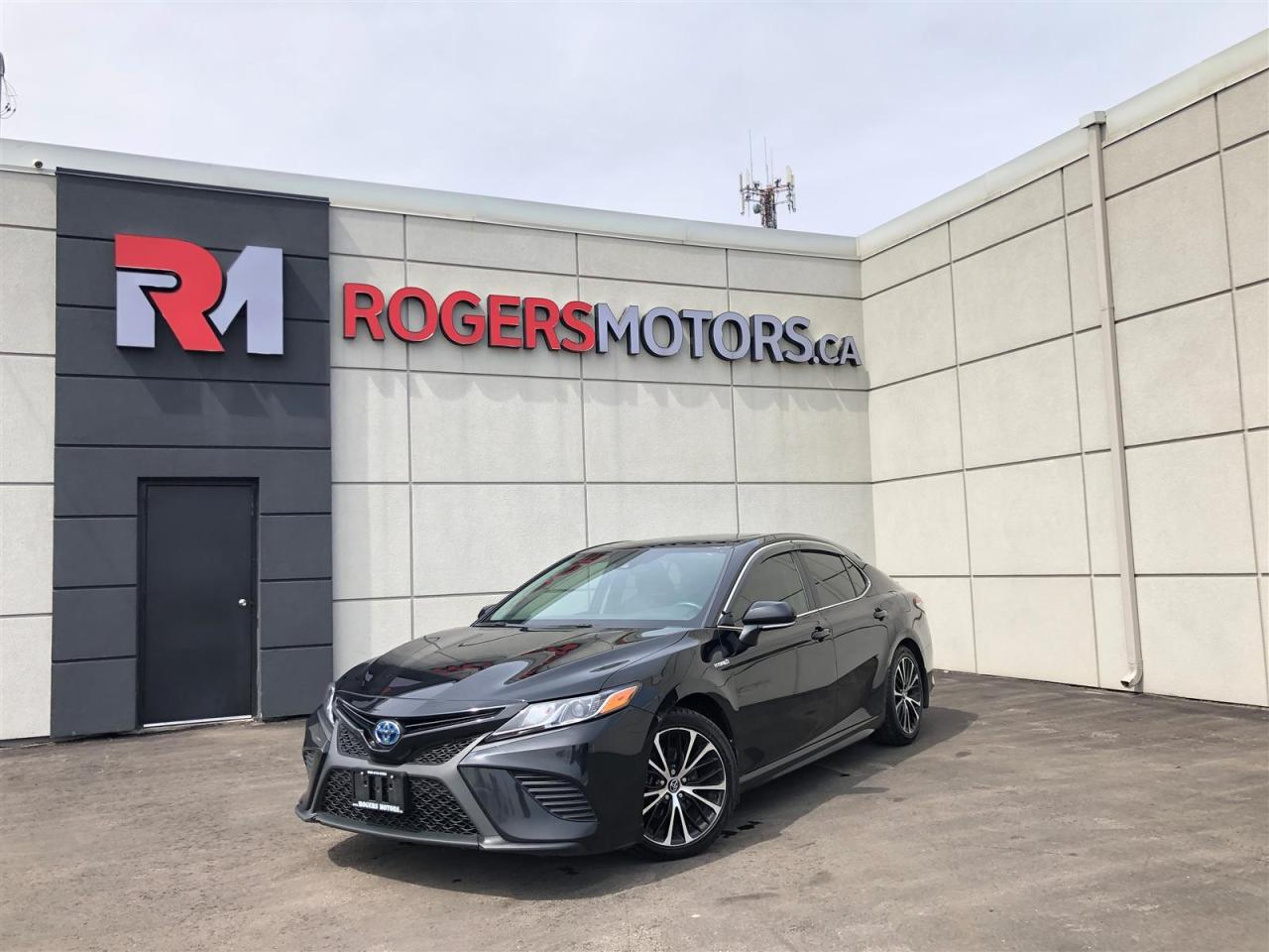 Used 2020 Toyota Camry HYBRID SE - SUNROOF - REVERSE CAM - TECH FEATURES for sale in Oakville, ON