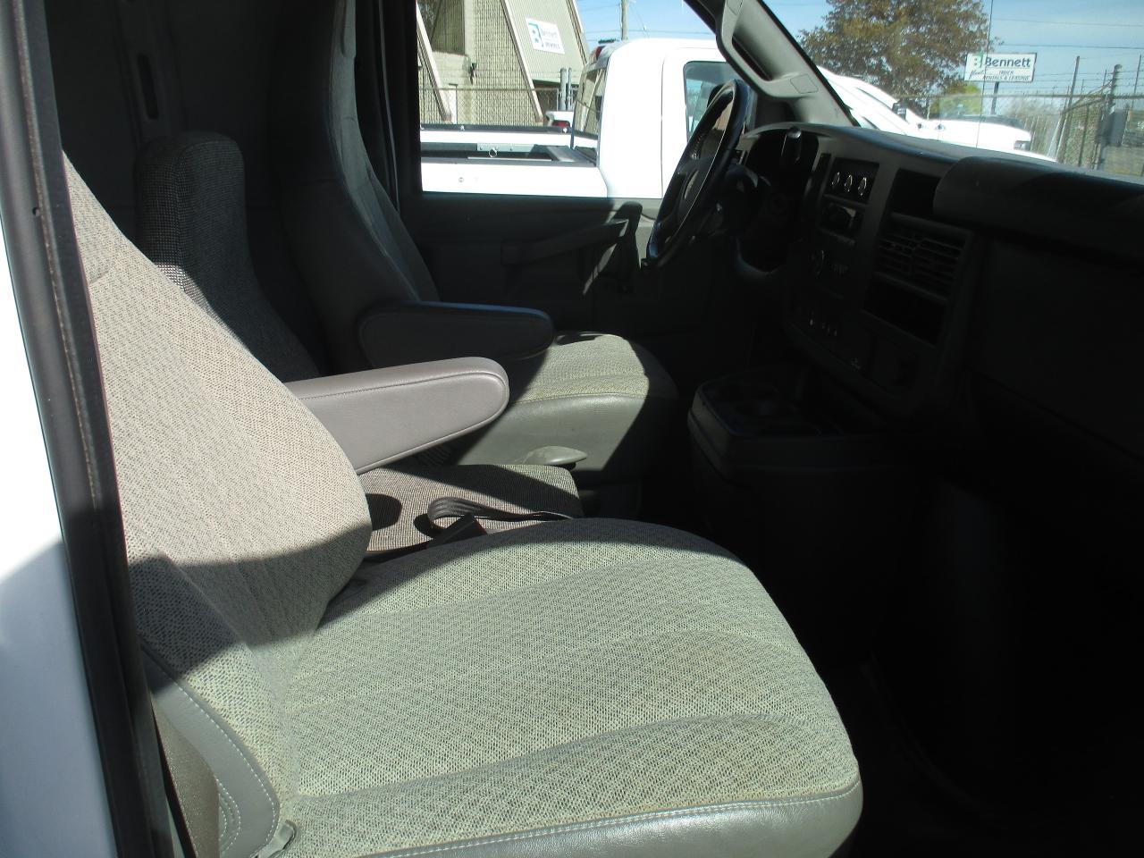 2020 GMC Savana 3500 RWD 3500 155" extended cargo van 3 passenger - Photo #11