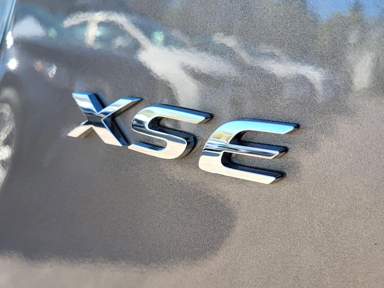 2017 Toyota Corolla XSE Photo4