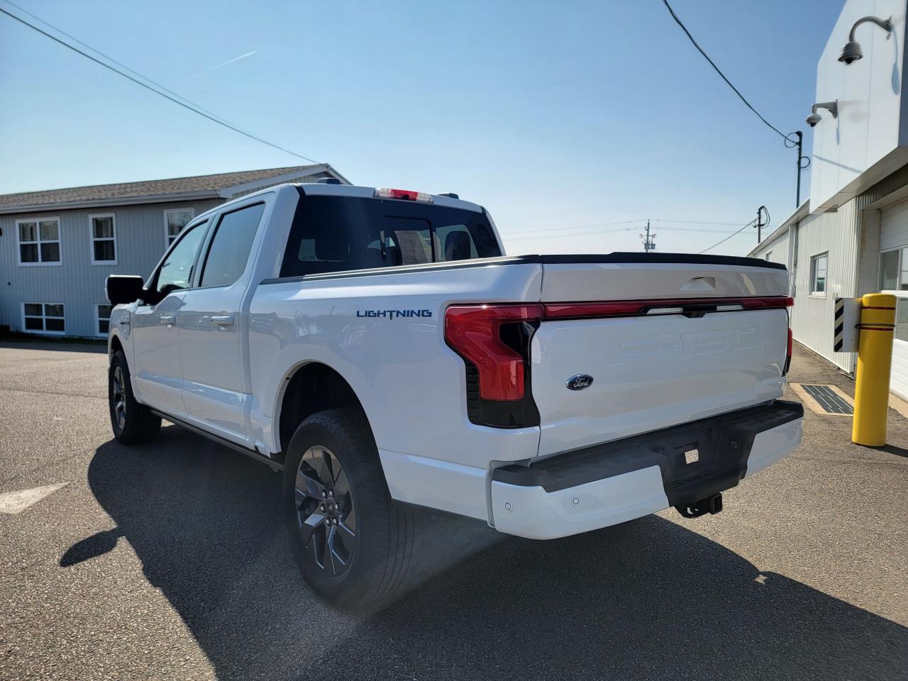 2023 Ford F-150 Lightning LARIAT 4WD SuperCrew 5.5' Box Photo5