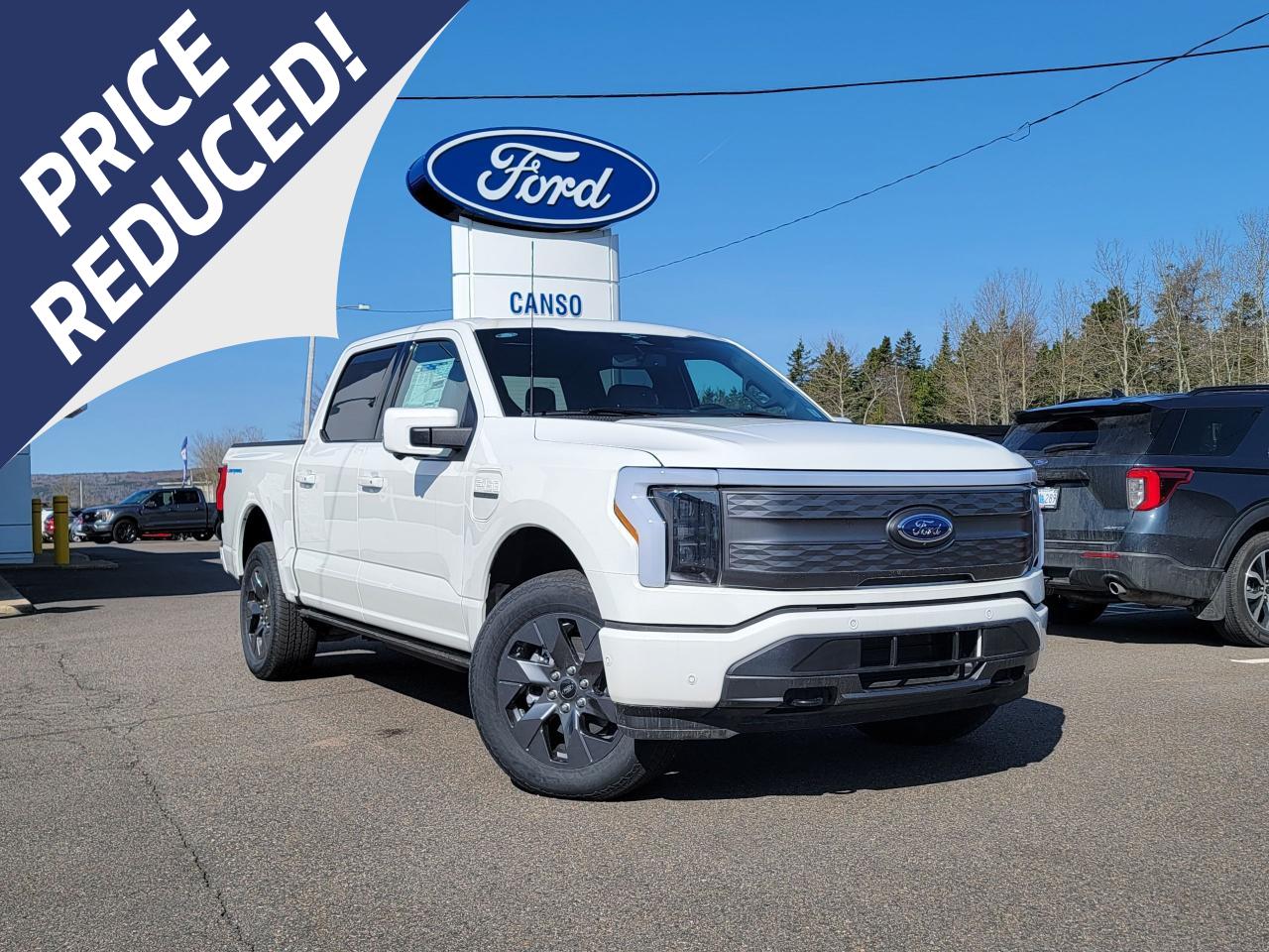 2023 Ford F-150 Lightning LARIAT 4WD SuperCrew 5.5' Box Photo5