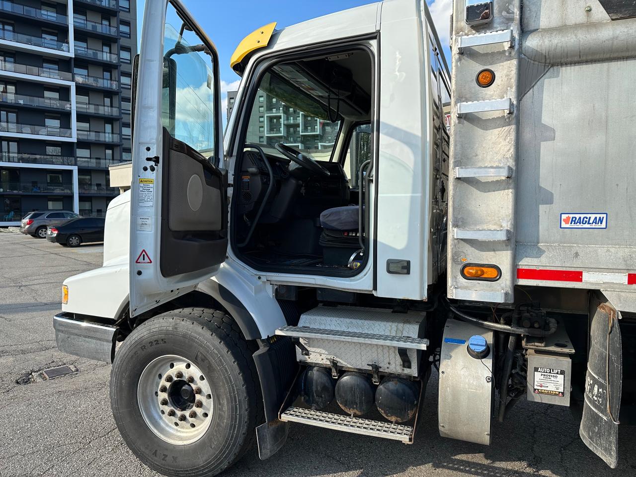 2013 Volvo VHD VHD_DD13_iSHIFT_NEW DRIVE TIRES_READY TO WORK NOW! - Photo #25