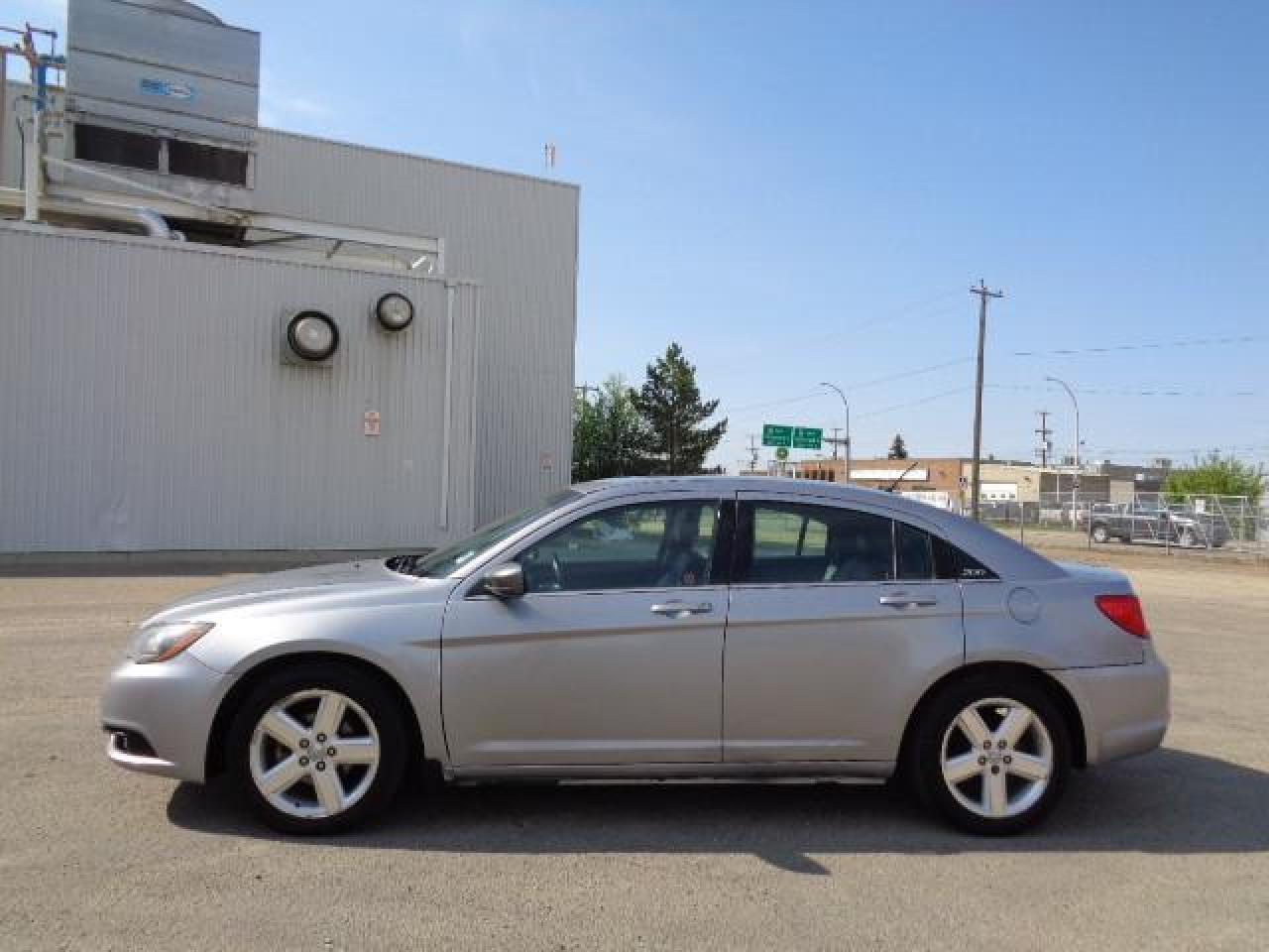 2014 Chrysler 200 4dr Sdn S Photo2