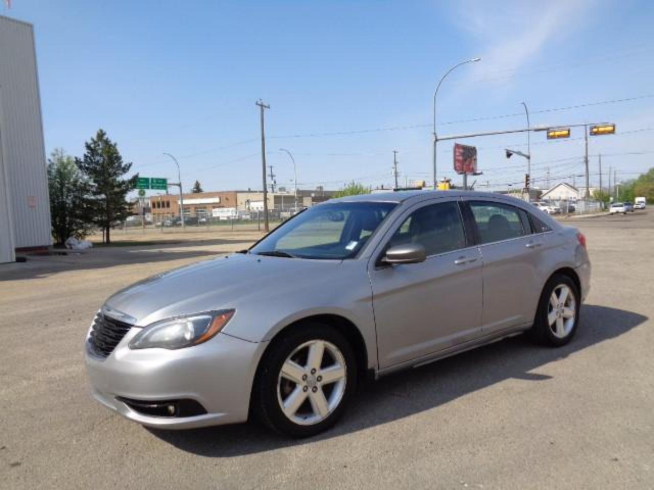 2014 Chrysler 200 4dr Sdn S Photo4