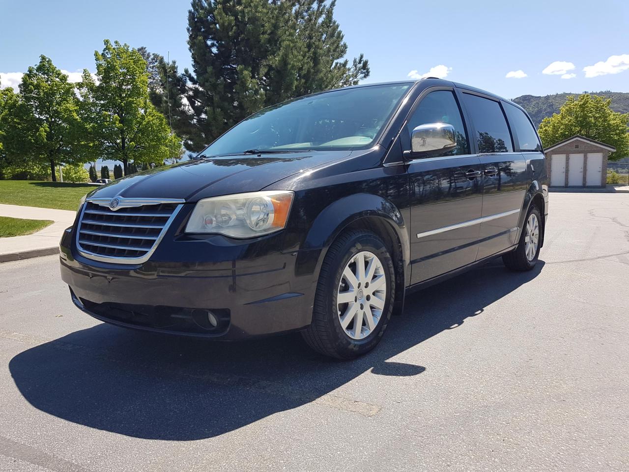 2010 Chrysler Town & Country TOURING