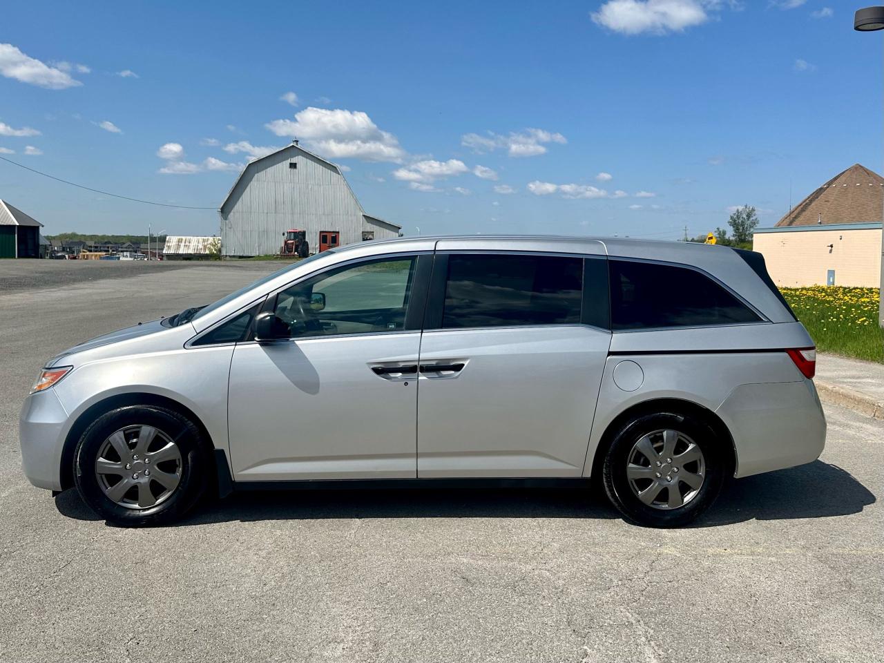 2012 Honda Odyssey LX Photo4