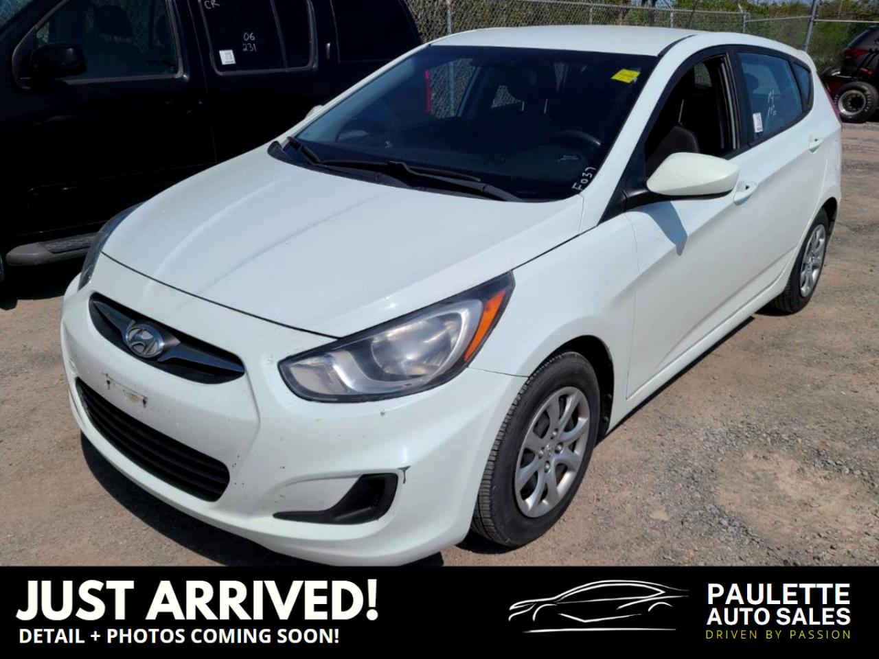 2014 Hyundai Accent GL Hatch / Clean CarFax / Manual - Photo #1