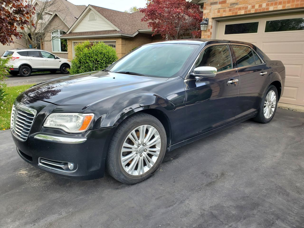 2014 Chrysler 300 * HEMI - LOADED *