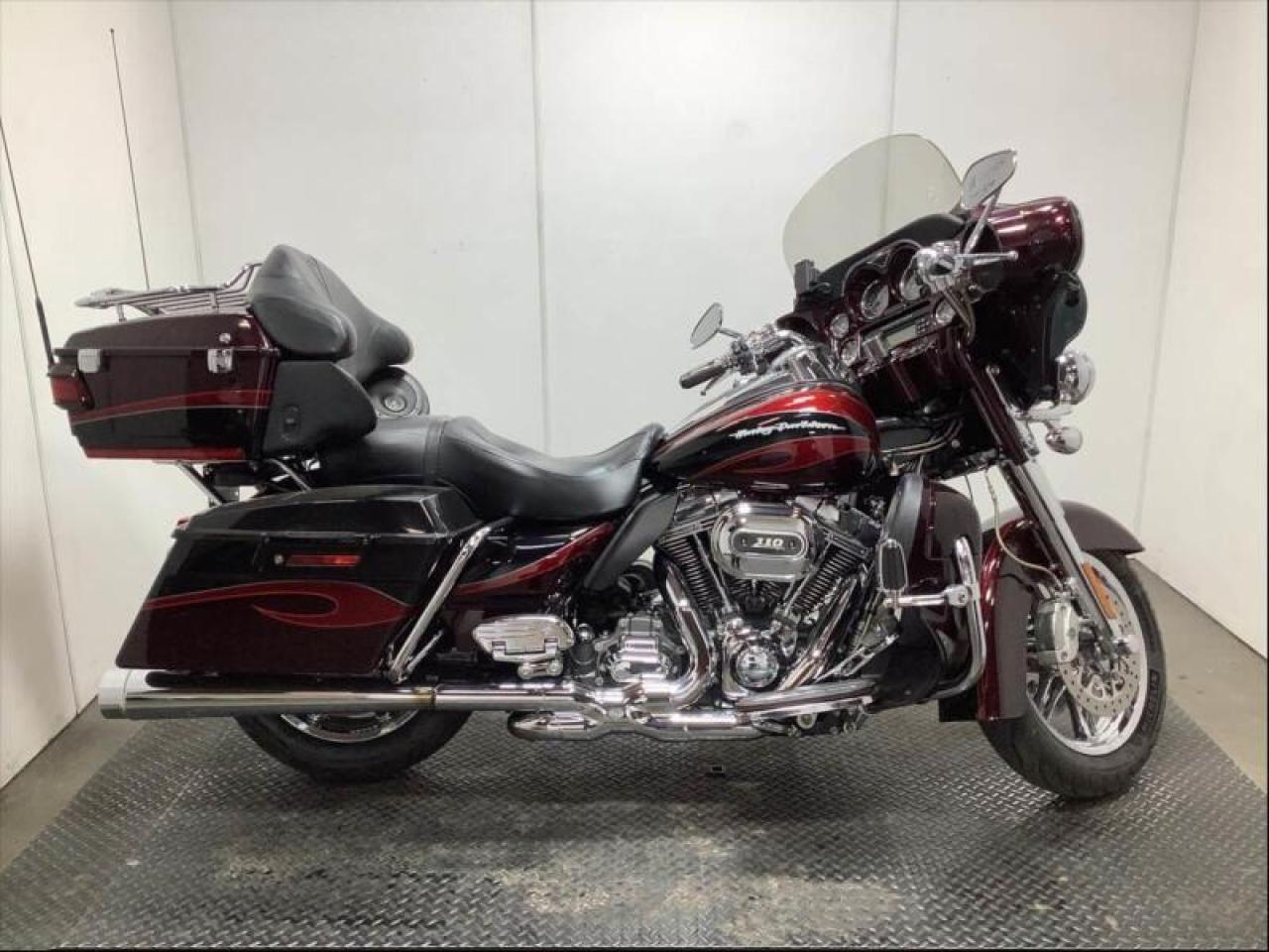 Used 2013 Harley-Davidson FLHTCUSE8 Electra Glide Ultra Classic Screaming Eagle CVO Motorcycle for sale in Burnaby, BC