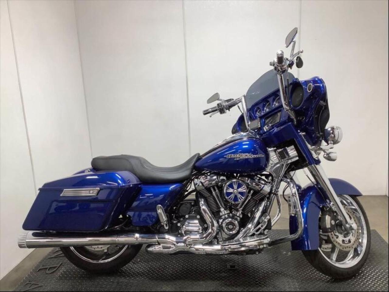 Used 2017 Harley-Davidson FLHXS Street Glide Motorcycle for sale in Burnaby, BC