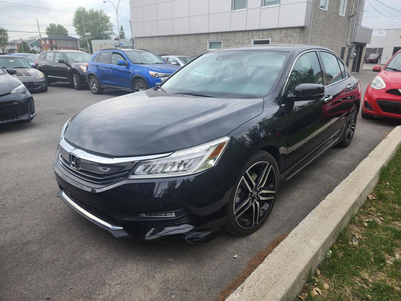 Used 2016 Honda Accord Sedan TOURING, INTERIEUR EN CUIR, TOIT OUVRANT for sale in Saint-Hubert, QC