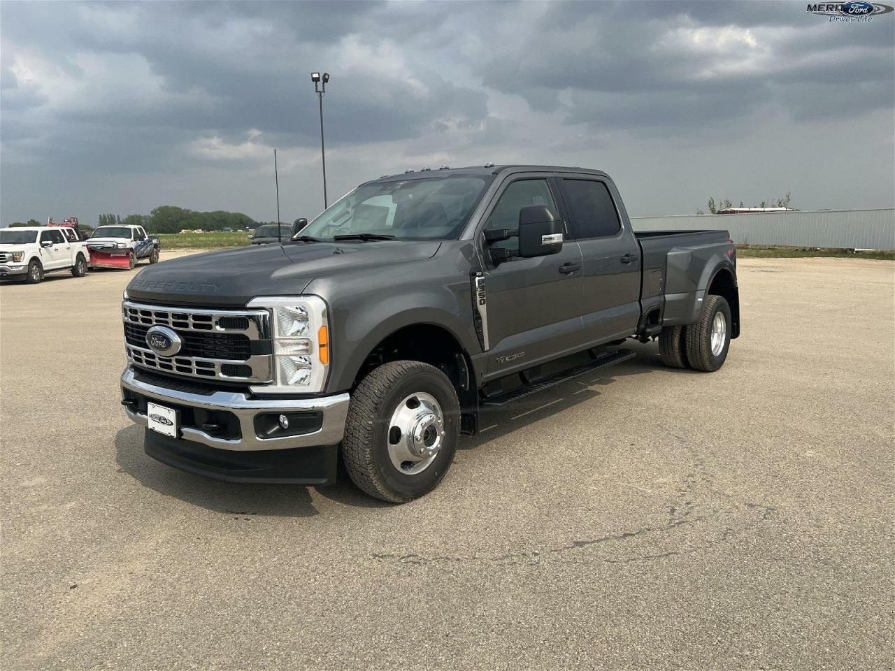 2023 Ford F-350 Super Duty DRW XLT Photo0